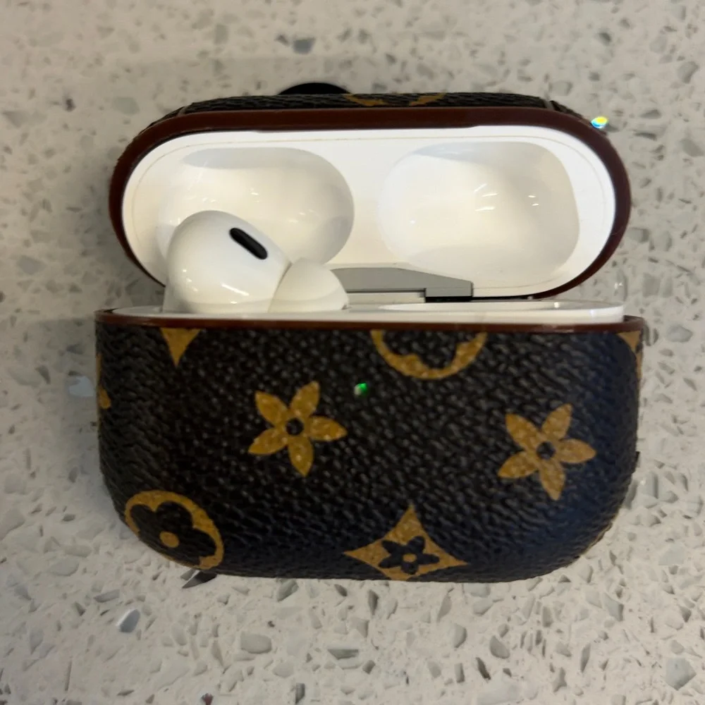Apple AirPods Pro with White Charging Case. No scratches. Proctor case included